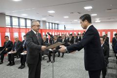 施工業者らに感謝状を手渡す佐野組合長（写真左）