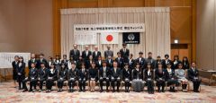 入学生と教職員ら