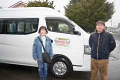 ともかさんの通学を支援する看護師の森谷さん（左）と運転手の佐々木義晴さん