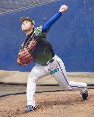 調整するオイシックス新潟の牧野憲伸（白樺学園高出）