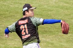 調整するオイシックス新潟の牧野憲伸（白樺学園高出）