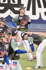 ランニングで調整を重ねるオイシックス新潟の牧野憲伸（奥）