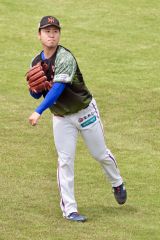 調整するオイシックス新潟の牧野憲伸（白樺学園高出）