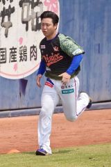 調整するオイシックス新潟の牧野憲伸（白樺学園高出）