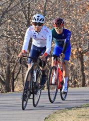 クラブの強豪選手・恵田人和（後方、帯北高３年）と共にトレーニングに励む寺町悠希