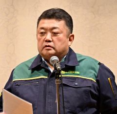 あいさつする宮坂社長
