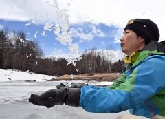 糠平湖で氷の芸術「キャンドルアイス」見頃　上士幌 4