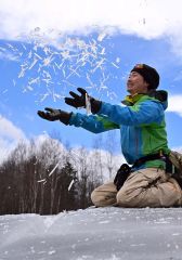 糠平湖で氷の芸術「キャンドルアイス」見頃　上士幌