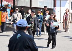開門と同時に多くの来場客でにぎわった帯広競馬場（１８日、塩原真撮影）