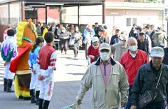 ばんえい開幕　初日から来場者続々 4