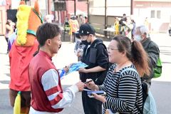 出迎えた騎手にサインをもらう来場客（１８日、塩原真撮影）