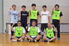 男子で優勝の十勝クラブ。前列中央が藤野太郎主将