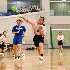 【女子リーグ戦・帯三条高―帯柏葉高】シュートを放つ帯三条高の反橋七瀬（中央桃色のユニホーム）