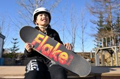 スポンサーの「ＦＬＡＫＥ」のボードを持つ村瀬晴