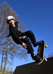 難易度の高い技を練習する１０歳のスケートボーダー村瀬晴。全国大会で４位に入り、「将来は五輪に出たい」と夢を語る