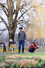 まだ肌寒い気温ながらも庭を楽しむ親子連れ（１９日午前１１時ごろ、十勝ヒルズで。塩原真撮影）