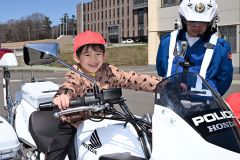 白バイにまたがりハンドルに笑顔を浮かべる児童（須貝拓也撮影）