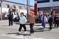 児童がハンドサイン学ぶ　大樹小で交通安全教室