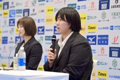 意気込みを語る井上朋香。奥はパリ五輪金メダリストの角田夏実