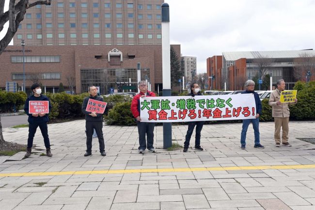 【写真】実質賃金引き上げなど訴え　十勝民間労働組合協議会が街頭宣伝
