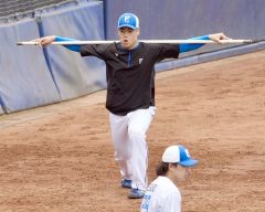 【日本ハムーオイシックス】登板に向けウォーミングアップをする日本ハム・澁谷純希＝鎌ケ谷（大賀章好撮影）