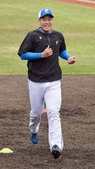 【日本ハムーオイシックス】登板に向けウォーミングアップをする日本ハム・澁谷純希＝鎌ケ谷（大賀章好撮影）