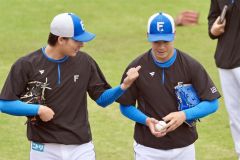 【日本ハムーオイシックス】緊張した表情で会話を交わす日本ハム・澁谷純希（右）＝鎌ケ谷（大賀章好撮影）