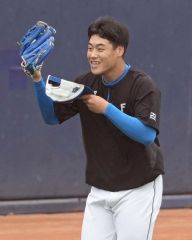 【日本ハムーオイシックス】試合前に笑顔を見せる日本ハム・澁谷純希＝鎌ケ谷（大賀章好撮影）