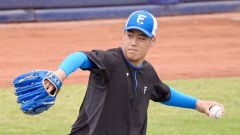 【日本ハムーオイシックス】試合前にキャッチボールをする日本ハム・澁谷純希＝鎌ケ谷（大賀章好撮影）