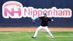 【日本ハムーオイシックス】試合前にキャッチボールをする日本ハム・澁谷純希＝鎌ケ谷（大賀章好撮影）