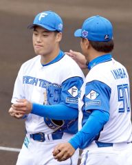 【日本ハムーオイシックス】３回途中で降板する日本ハム・澁谷純希。右は稲葉監督＝鎌ケ谷（大賀章好撮影）