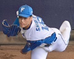 【日本ハムーオイシックス】公式戦初登板に向けブルペンで投げ込む日本ハム・澁谷純希＝鎌ケ谷（大賀章好撮影）