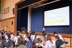 帯一中参観日にお茶会 独自の試みで地域との連携を促進 「親子の笑顔が大事」 4