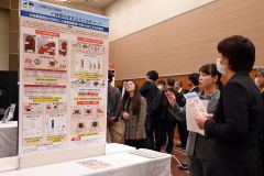 とかち財団の横山研究員（右から２人目）もポスター発表を行った研究成果発表会