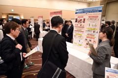 横山研究員（右）らによるポスター発表などが行われた研究成果発表会