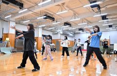 Ｋ―ＰＯＰ曲に合わせてダンスする竹澤さん（左）と参加者（塩原真撮影）