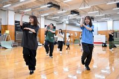 Ｋ―ＰＯＰ曲に合わせてダンスする竹澤さん（左）と参加者（塩原真撮影）