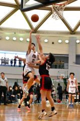 【男子決勝・白樺学園―帯大谷】レイアップシュートを放つ帯大谷の（１２）倉井崚伍