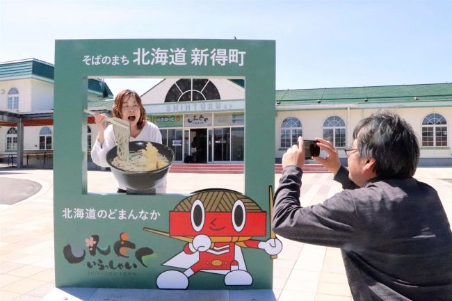 【写真】新得駅前にフォトフレーム