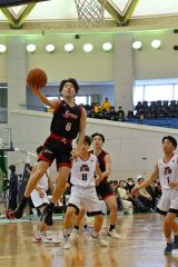 【男子決勝・白樺学園―帯大谷】レイアップシュートを決める白樺学園の（６）岩井陽斗