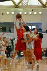 【女子決勝・帯大谷―白樺学園】オフェンスリバウンドを奪う帯大谷の（１５）佐々木つづこ
