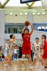 【女子決勝・帯大谷―白樺学園】ゴール下でシュートを打つ帯大谷の（３）折笠瑠南
