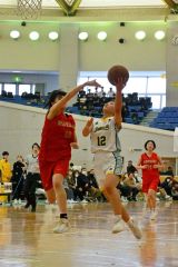 【女子決勝・帯大谷―白樺学園】レイアップシュートを放つ白樺学園の（１２）野澤空羽