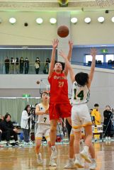 【女子決勝・帯大谷―白樺学園】ミドルシュートを放つ帯大谷の（２７）原杏名