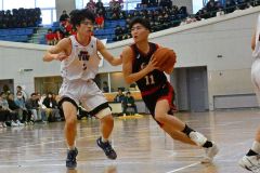 【男子決勝・白樺学園―帯大谷】ゴールへドライブする白樺学園の（１１）武田颯太