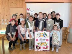 ドナさん（中央）と料理教室の参加者
