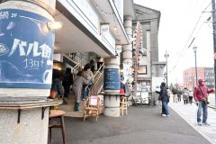 バルを目当てに街に繰り出す人々