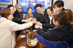 参加者同士の交流も函館バルの醍醐味（だいごみ）。「サル―！」の掛け声で乾杯