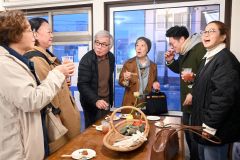 参加者同士の交流も函館バルの醍醐味（だいごみ）
