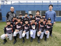 チケットを贈った有坂会長（後列左）と選手たち